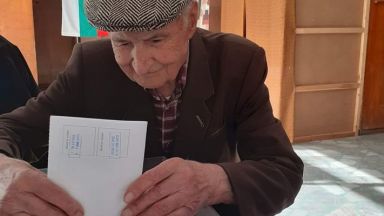 101-годишният дядо Димитър отиде сам до урните в Арда, за да гласува