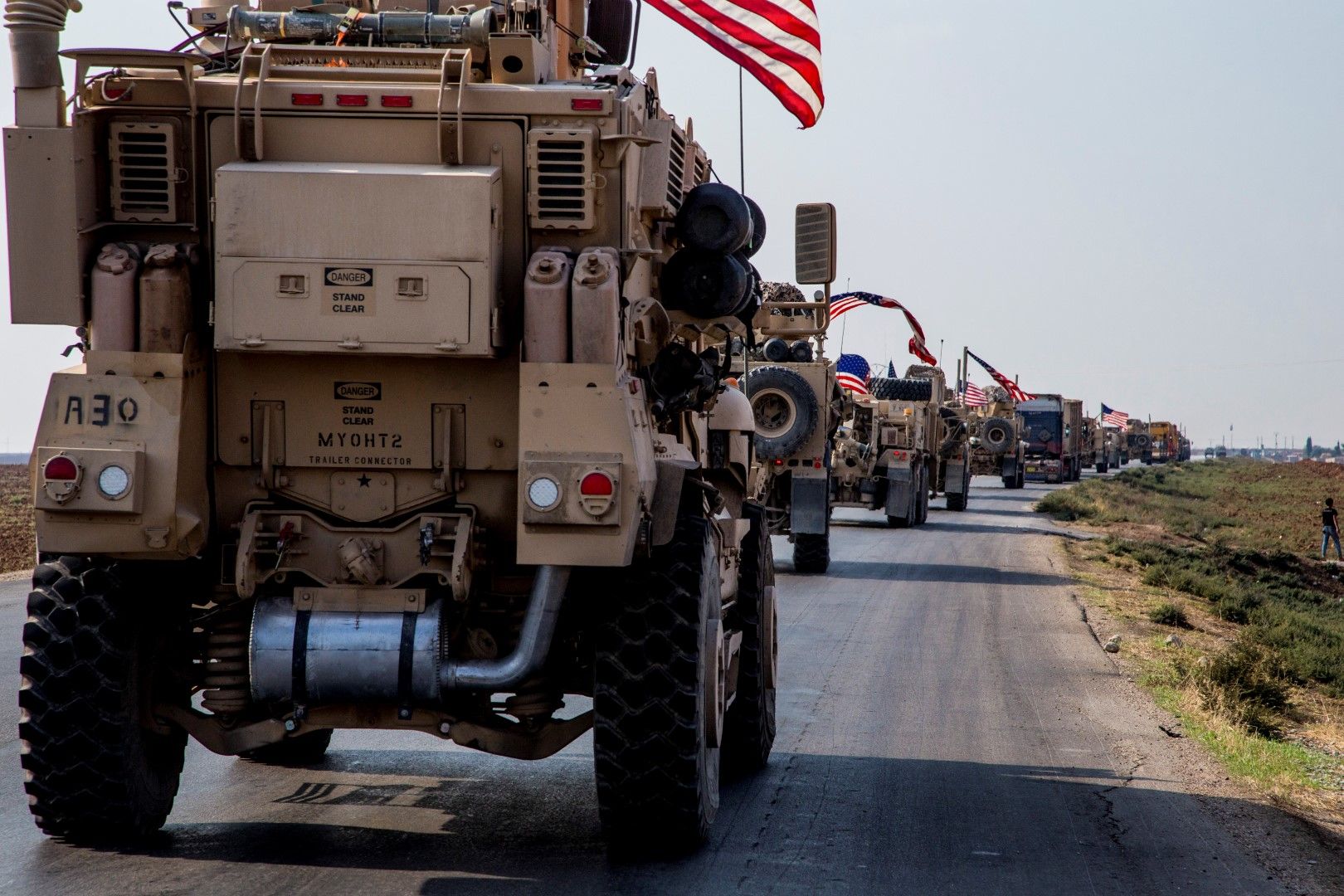 Конвой на американски военни край град Камишли, Северна Сирия на 26 октомври. САЩ се ангажираха да охраняват петролните полета в района