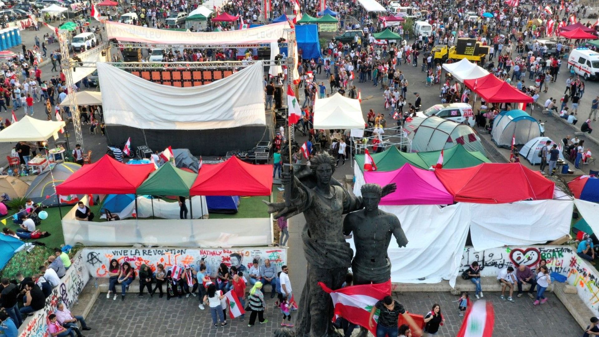 Десетки хиляди ливанци образуваха жива верига днес по протежението на