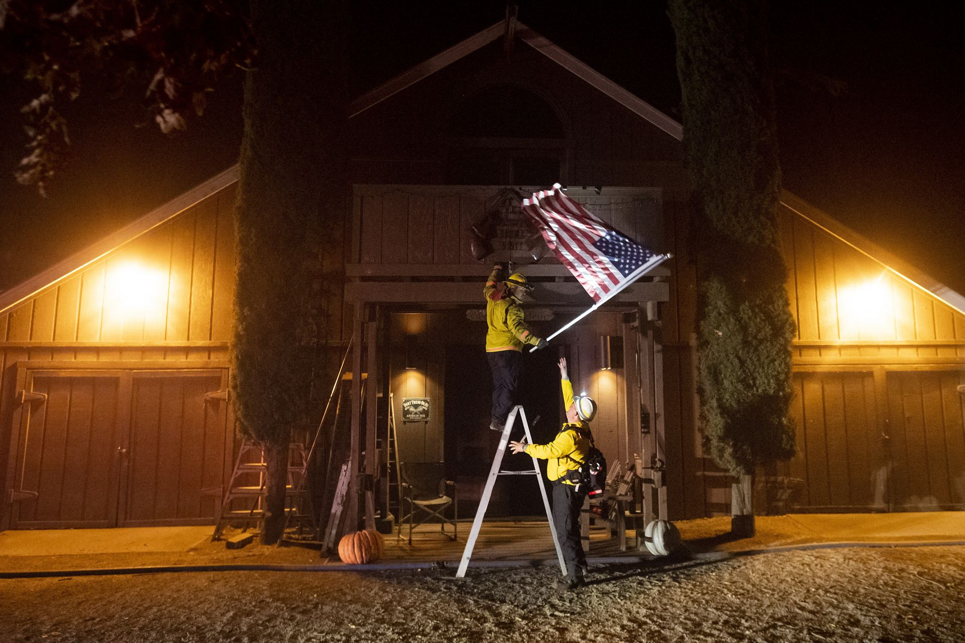 Пожарникари свалят американското знаме от къща, пожарът е на прага