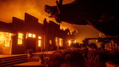  Масова евакуация в Калифорния: 180 000 напущат домовете си поради огнената буря Кинкейд 