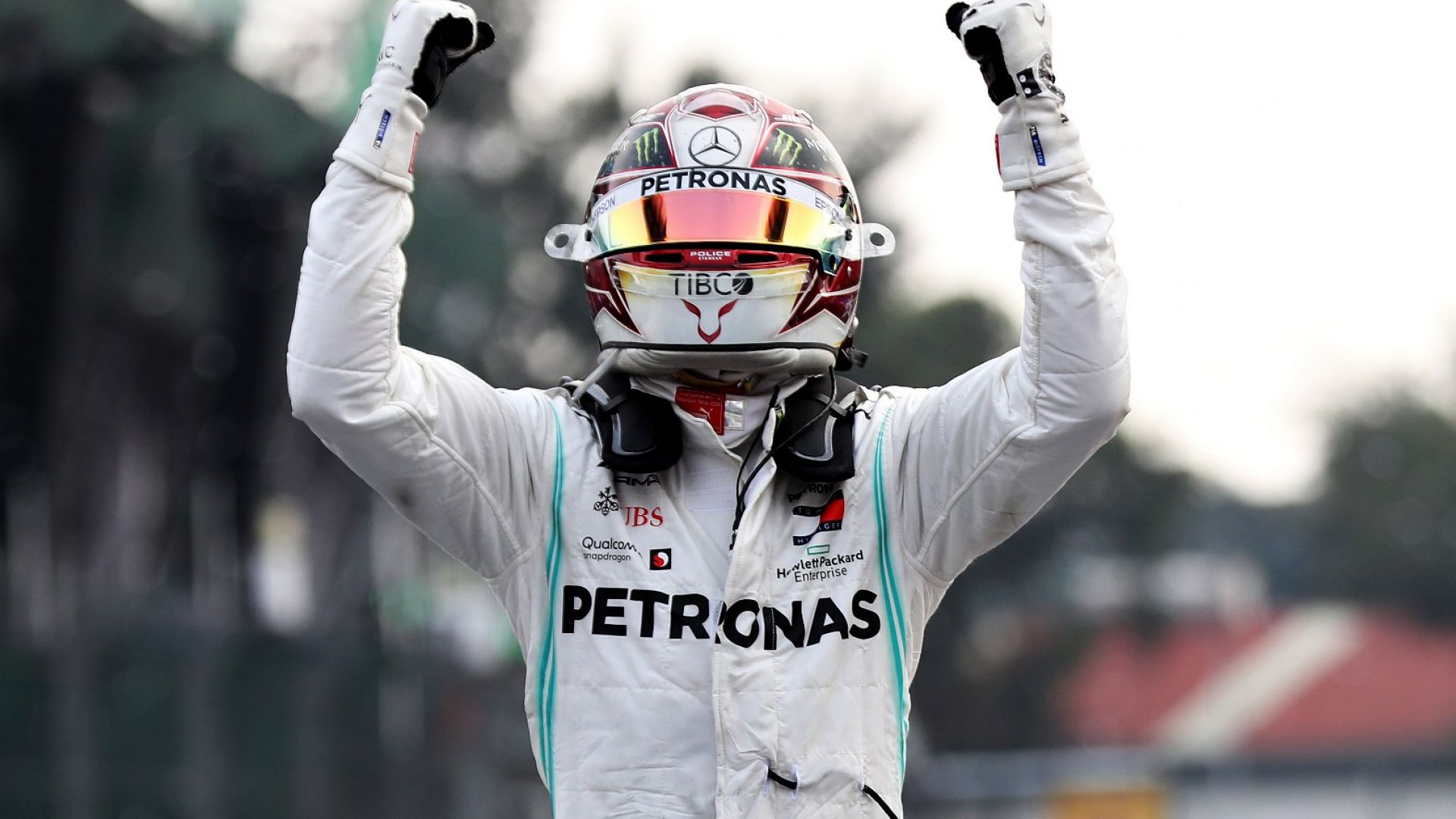 Хамилтън триумфира в Мексико след грешка на "Ферари", ще чака за титлата