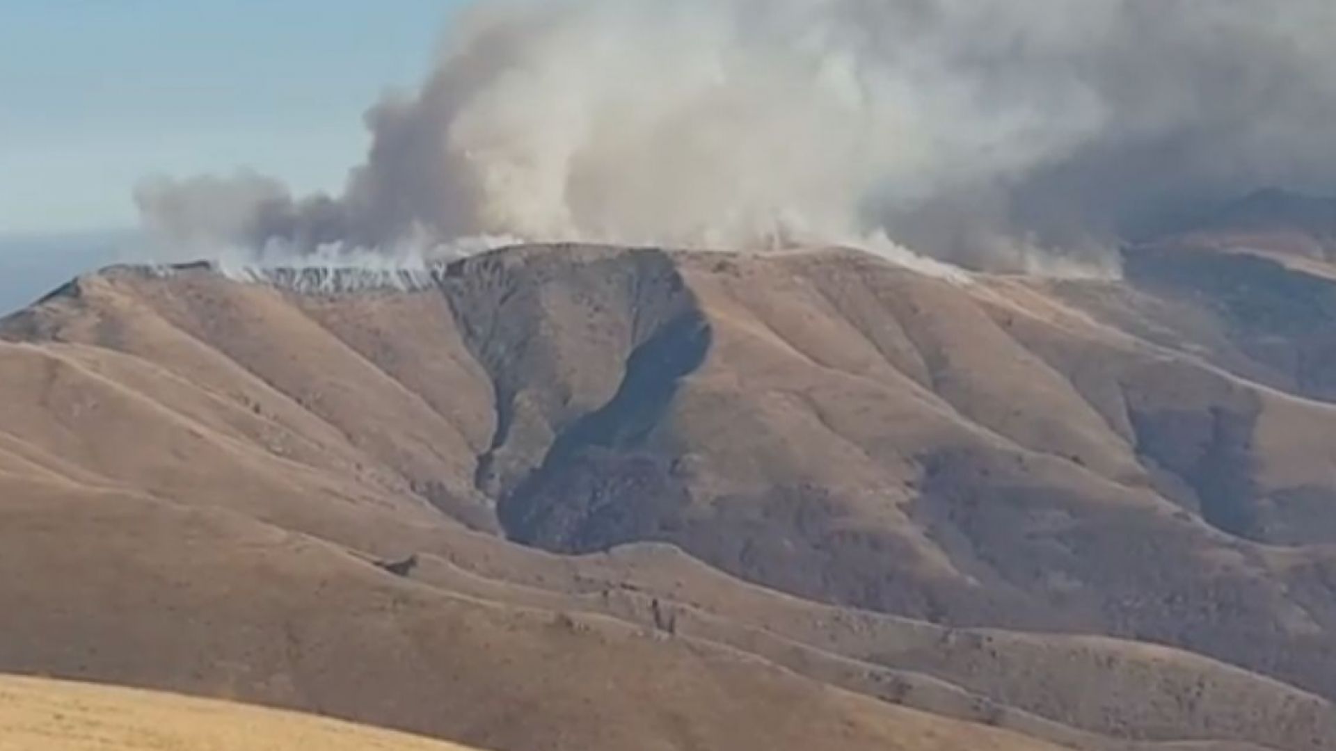Голям пожар втори ден гори в Стара планина над Чипровци