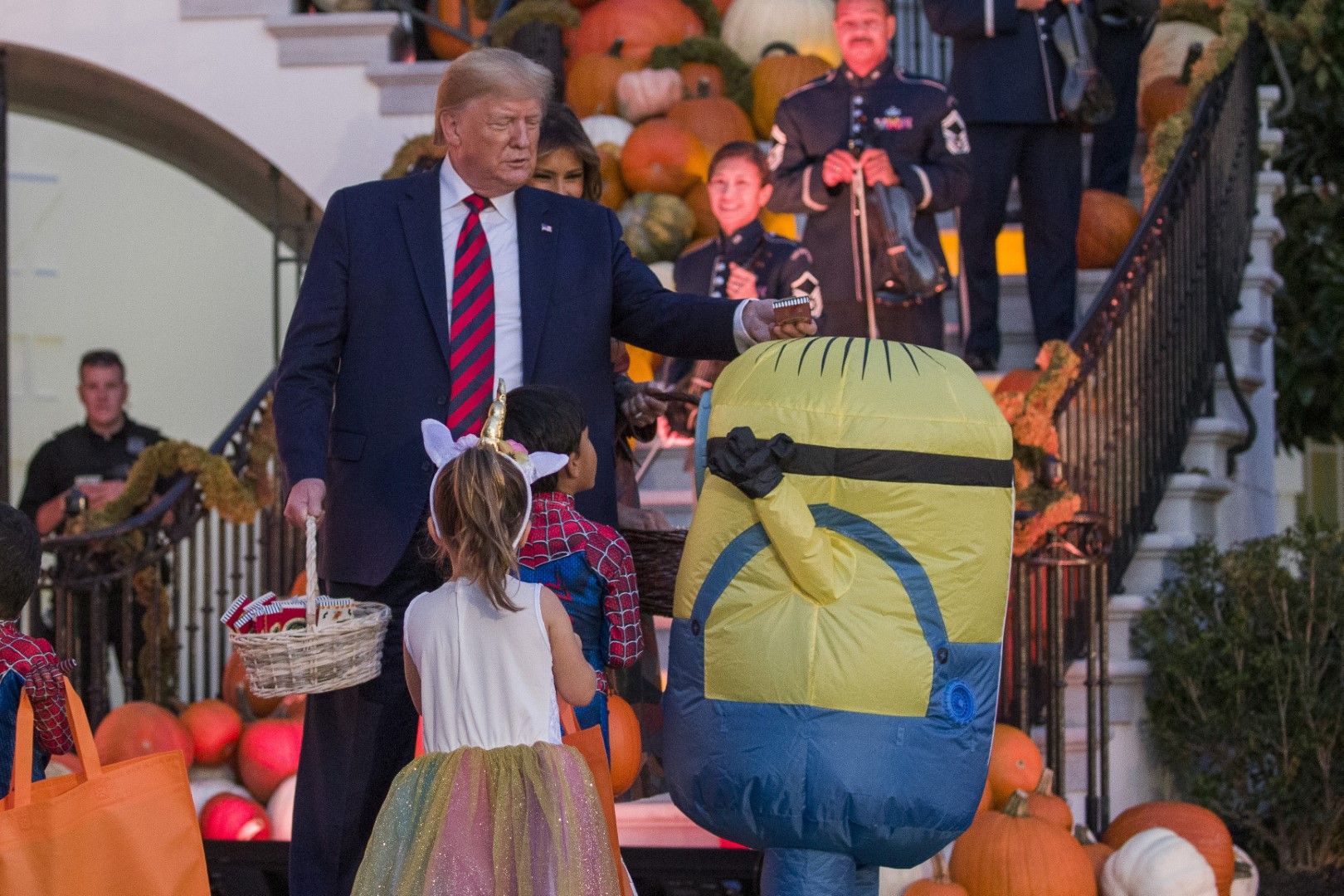 През това време Доналд Тръмп и първата дама Мелания се веселят с децата за празника Хелоуин