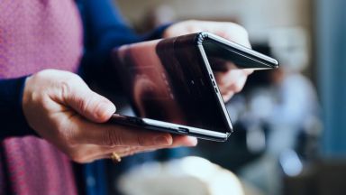 TCL демонстрира прототип на сгъваем смартфон