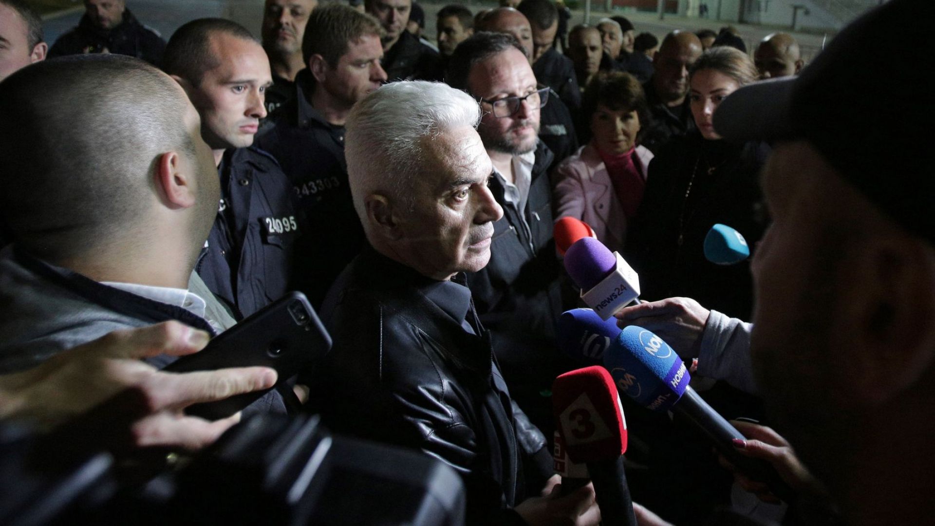 Волен Сидеров опита да нахлуе в "Арена Армеец", полицията не му позволи