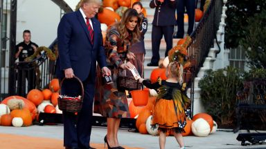 Мелания в есенни цветове за раздаването на лакомства в Белия дом