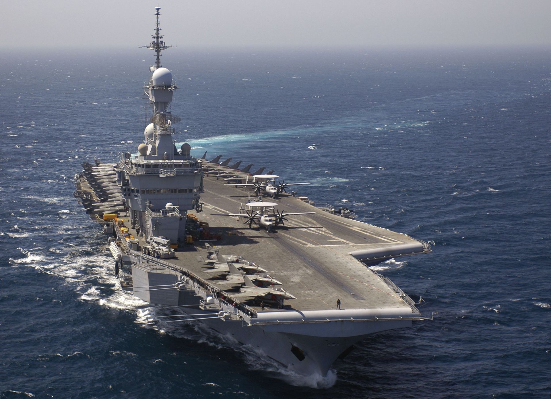 Франция ще изпрати самолетоносача "Шарл де Гол" и бойната му група в Източно Средиземно море 