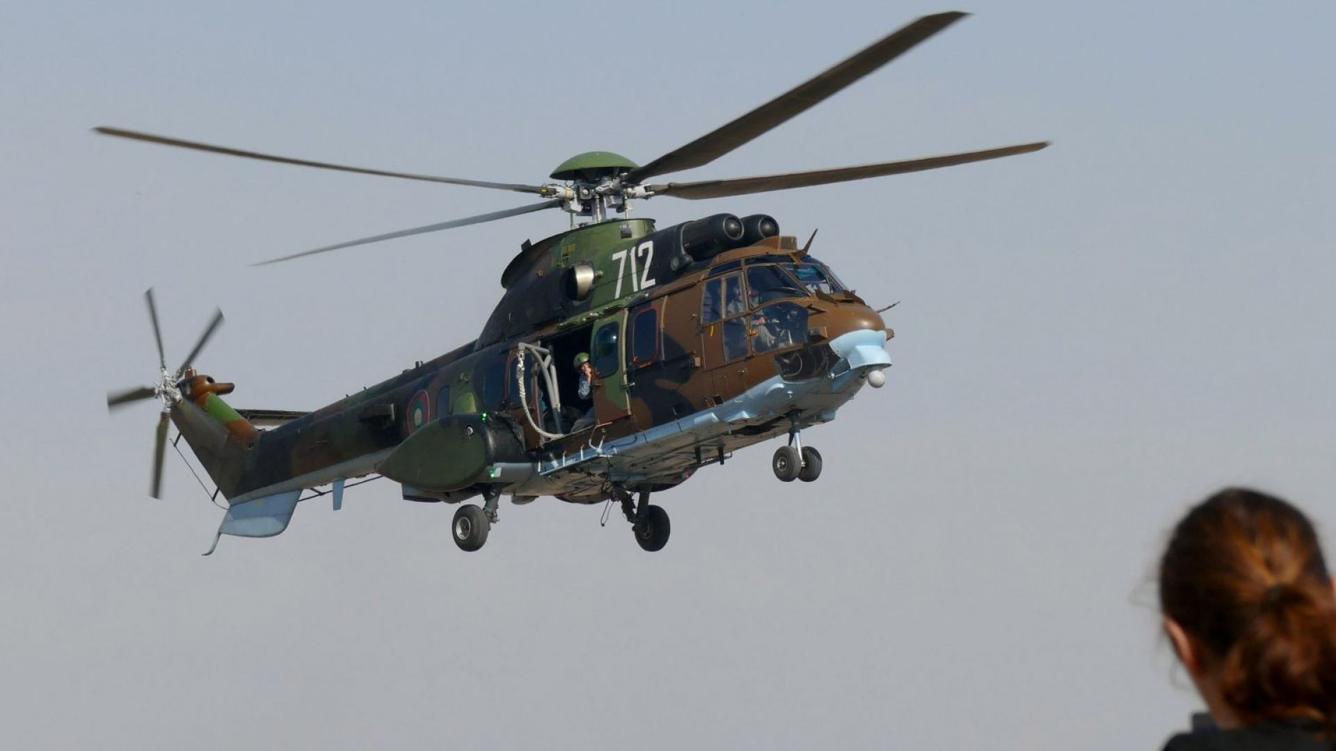 Военнослужещи от Сухопътните войски и хеликоптер Ми 17 от състава на