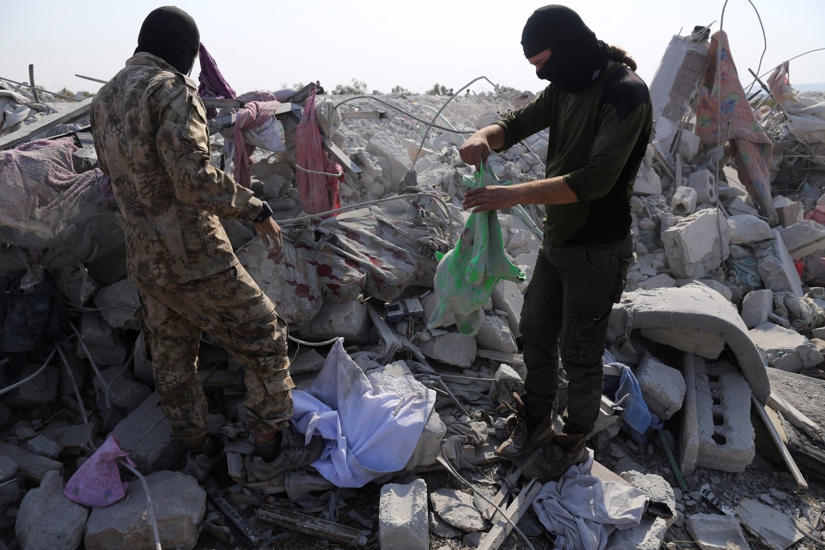 Разрушени къщи, остатъци от дрехи след операцията срещу лидера на Ислямска държава Аби Бакр ал-Багдади в села Бариша в провинция Идлиб