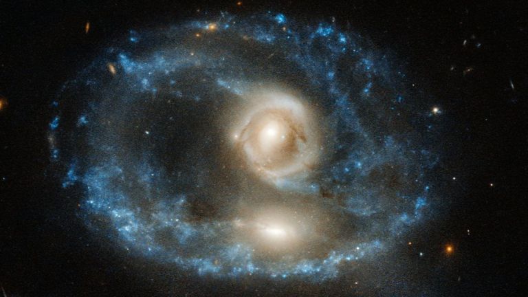 "Хъбъл" засне как две галактики се сливат в една