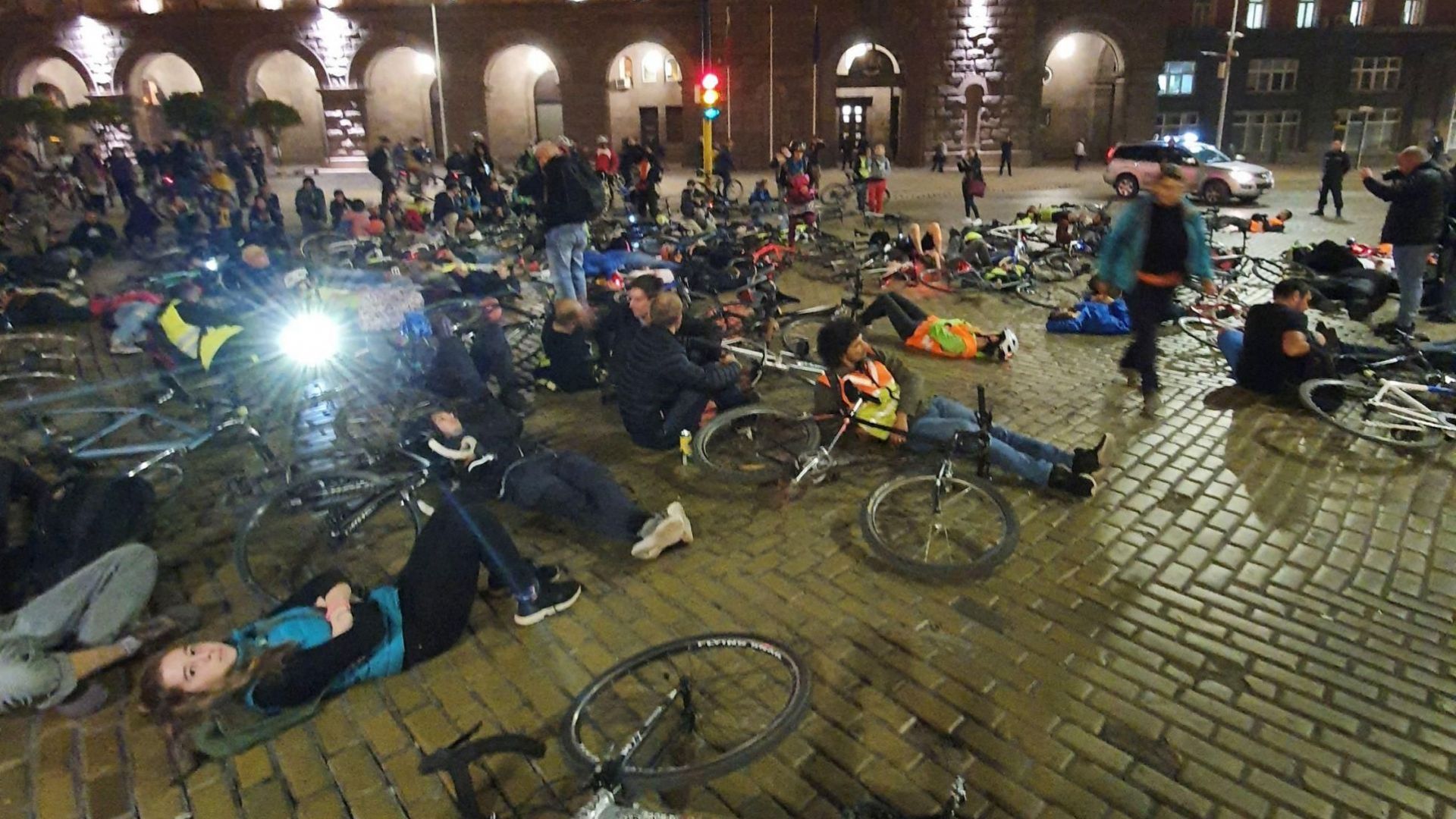 Колоездачи легнаха до своите велосипеди на кръстовището до Ларгото. Така