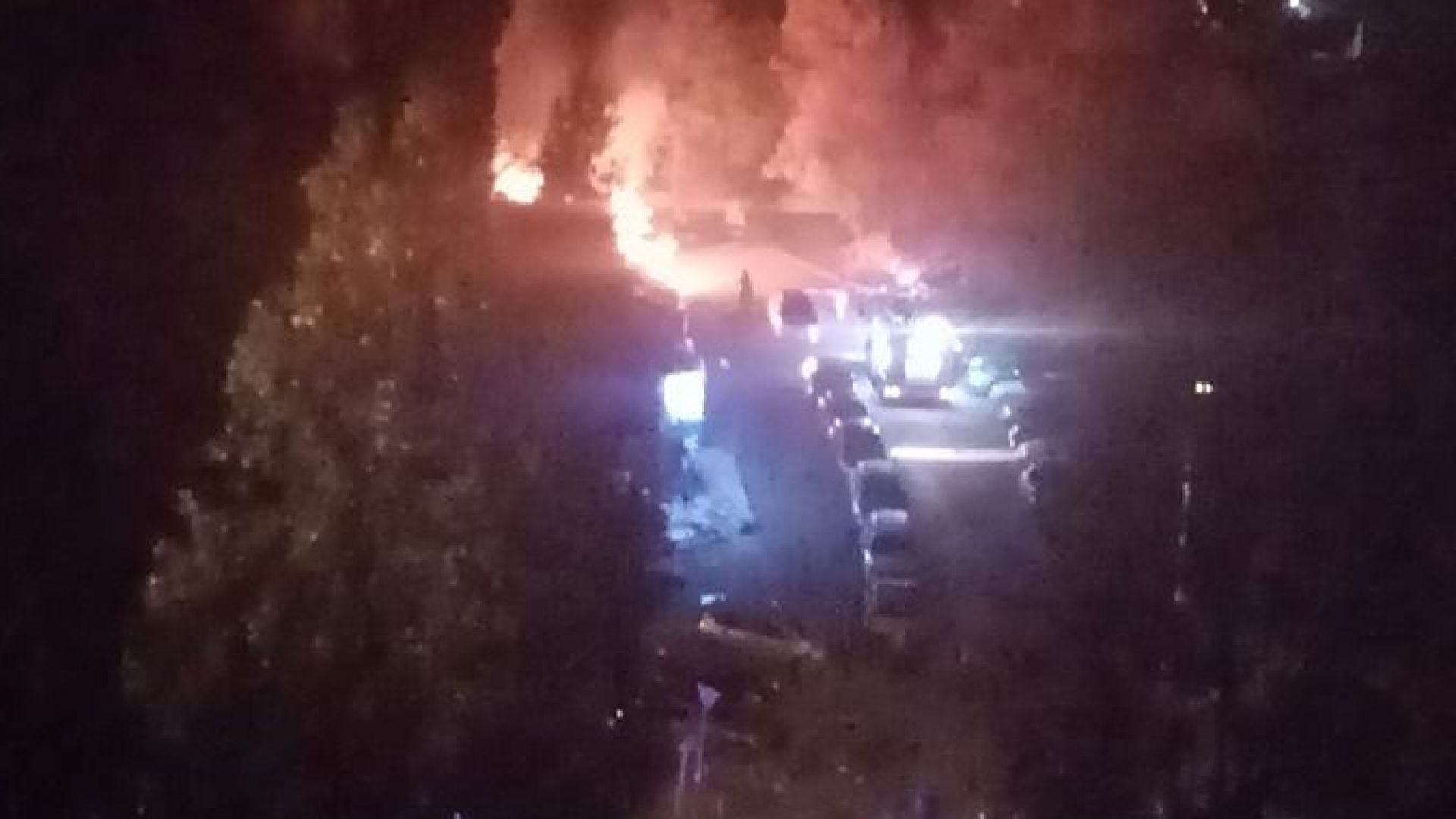 Общо 11 коли изгоряха тази нощ в два столични квартала