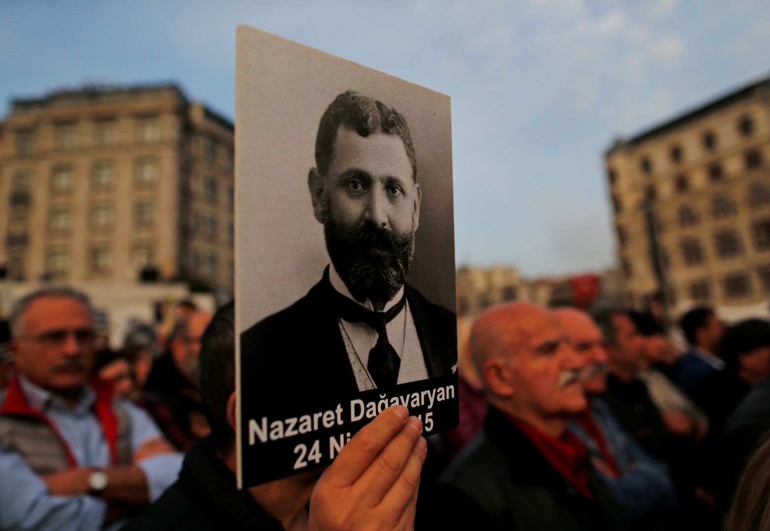 Протестиращи в Истанбул държат портрети на избити от османските турци арменци, 24 април 2019 г.