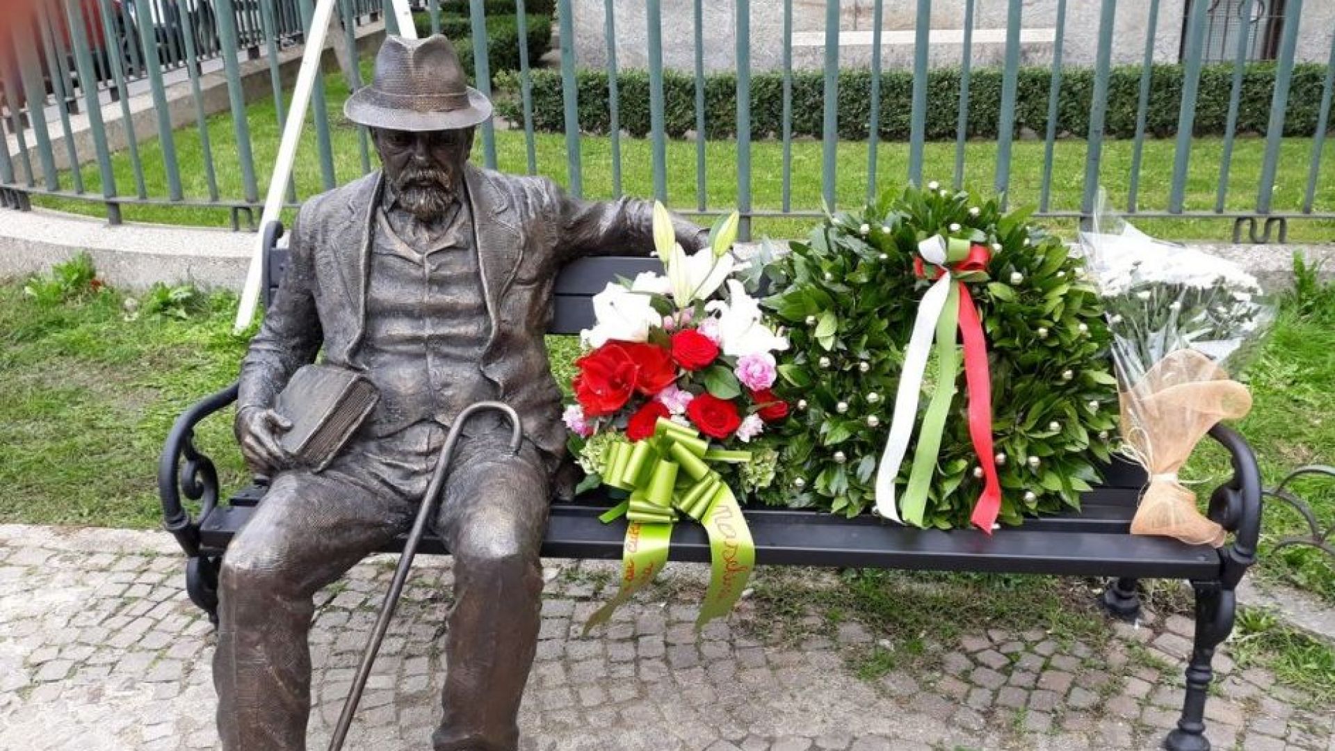 Паметник пейка на която е седнал Пенчо Славейков с томче стихове