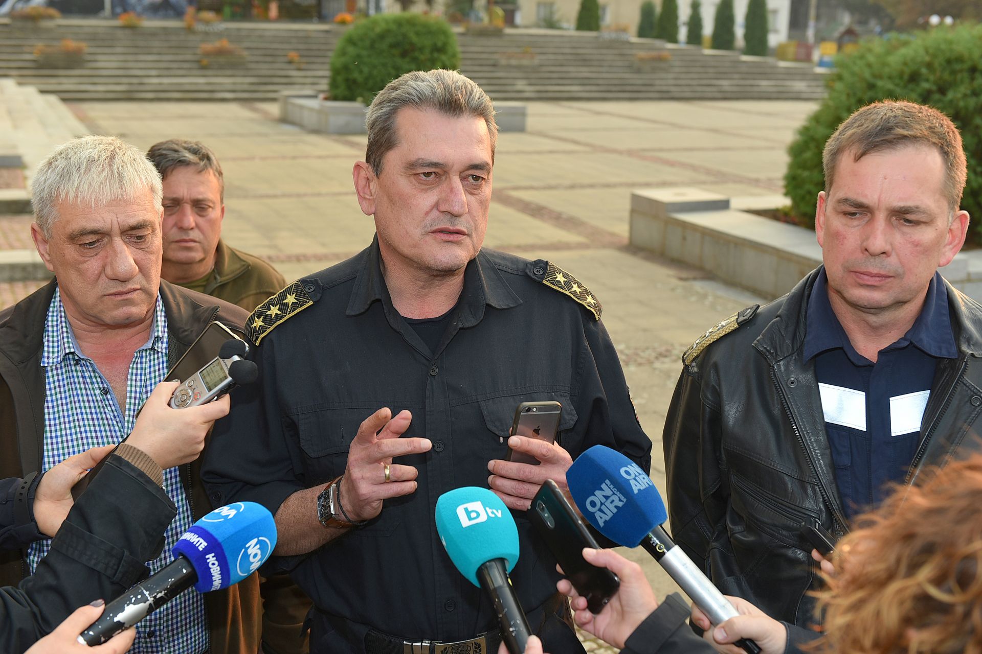 Няма непосредствена опасност за населените места, каза комисар Николай Николов (вляво)