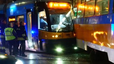Два трамвая се удариха в центъра на София