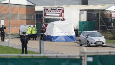 Седем души са с обвинения за смъртта на 39-те мигранти, открити в камион край Лондон