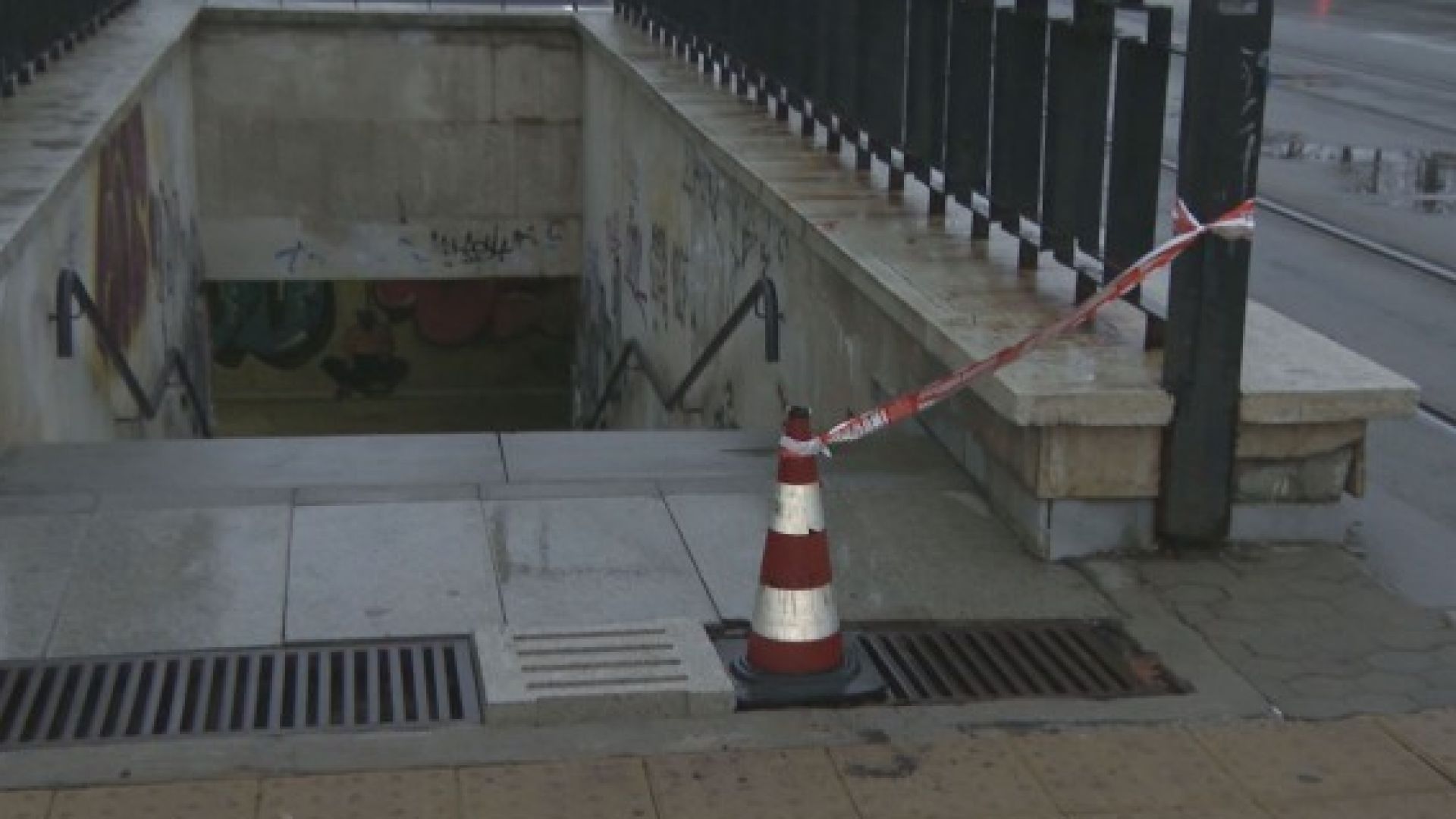 Момиче пострада при пропадане в шахта в един от подлезите