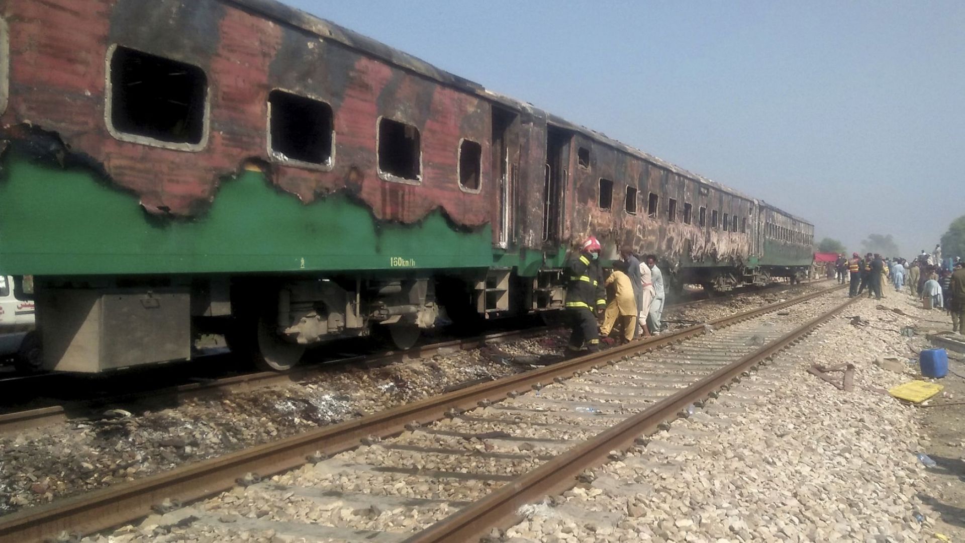 Най-малко 65 души изгоряха живи при пожар в пакистански влак (видео)