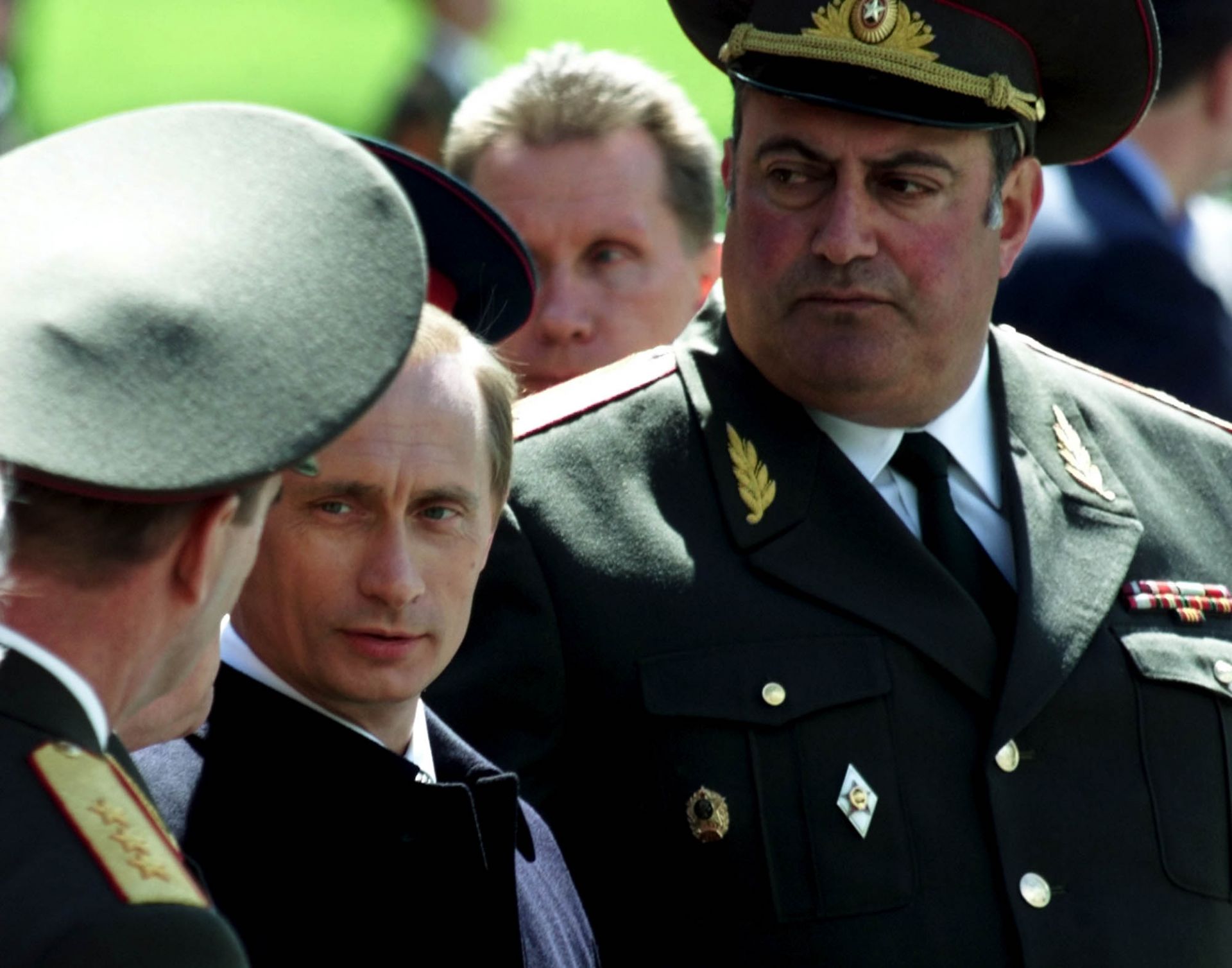 Владимир Путин сред военни през 2000 г.