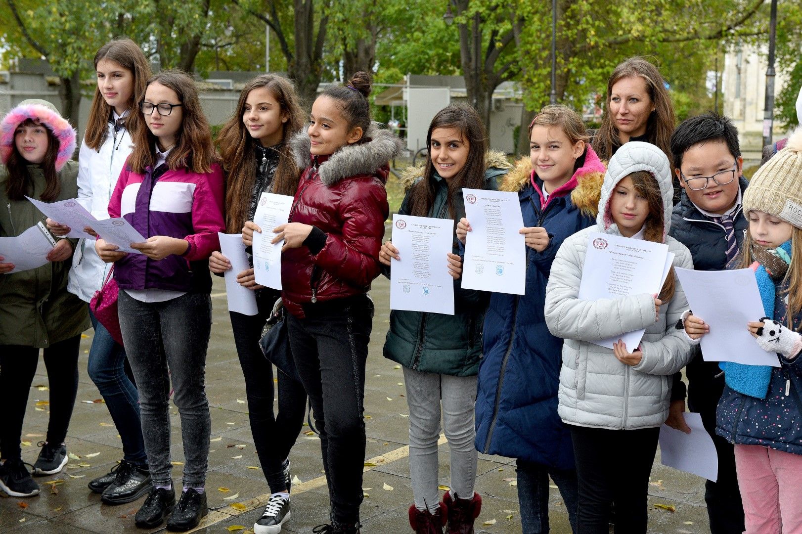 Ученици и родители от СУ „Гео Милев“ – Варна се включиха в инициатива „Четящ автобус“ посветена на Деня на народните будители