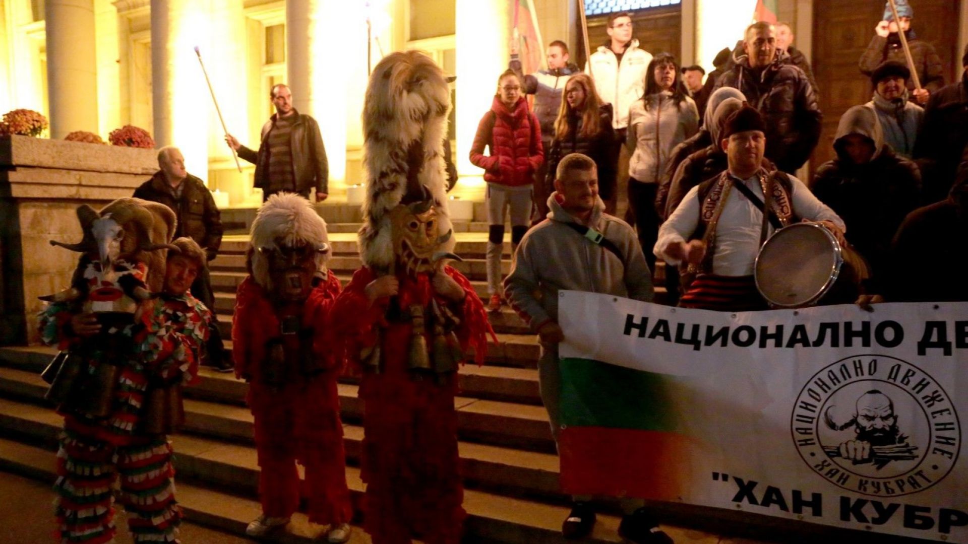 Кукери пред Националната библиотека Св св Кирил и Методий привлякоха