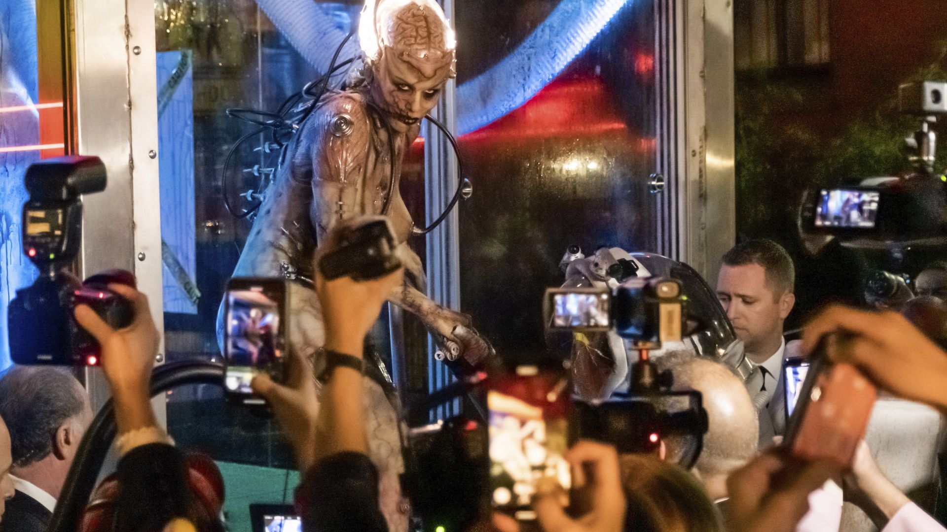 Десетки хиляди костюмирани участници в приповдигнато настроение се включиха в