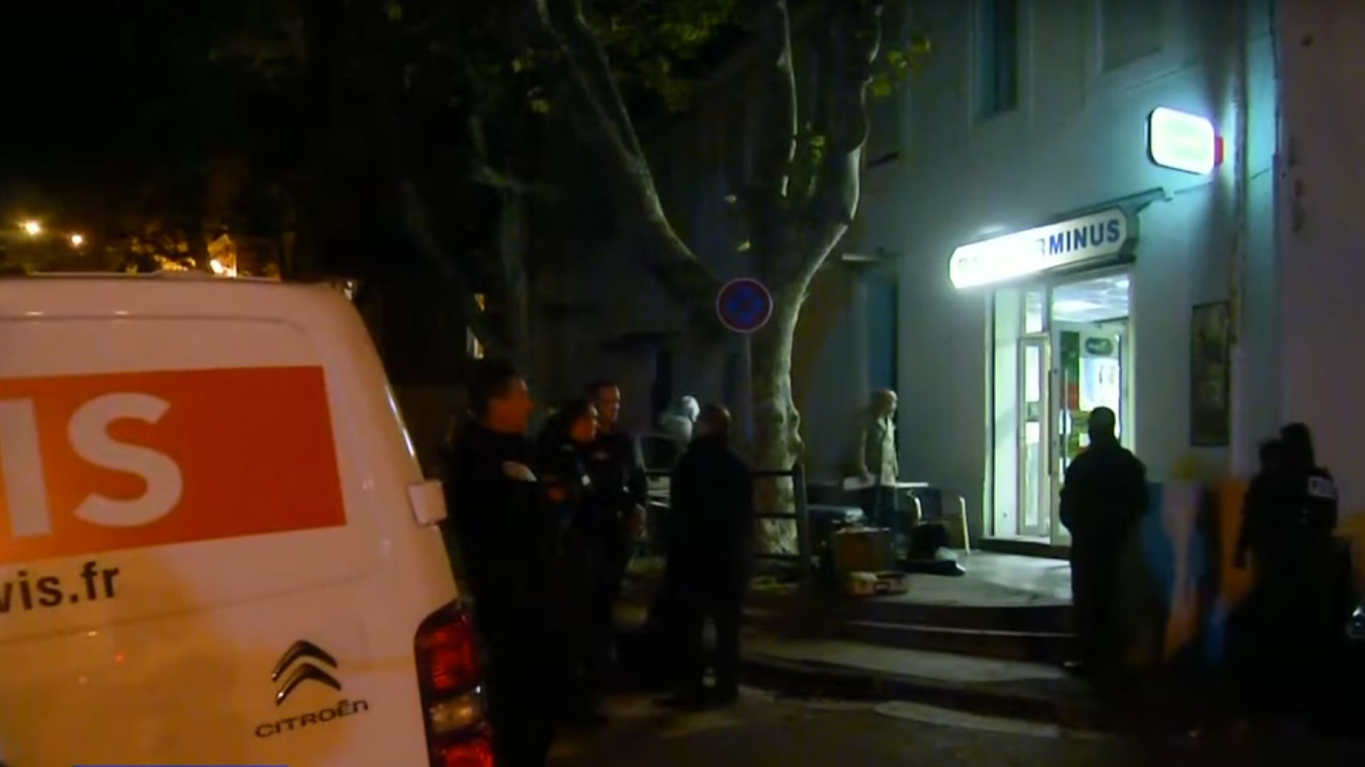 Мъж стреля с пушка помпа в бар и рани шестима в Марсилия