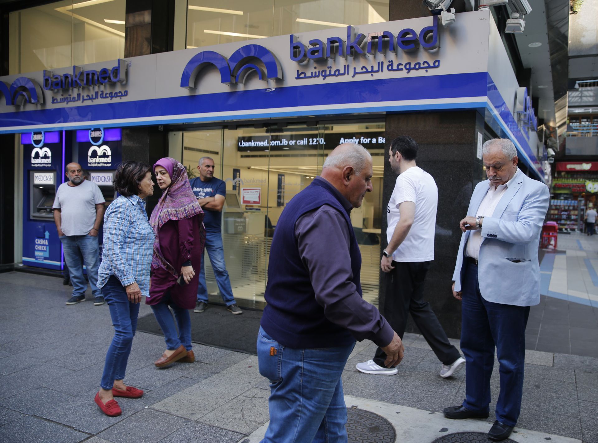 Банките в Ливан днес отвориха за клиенти за първи път от две седмици
