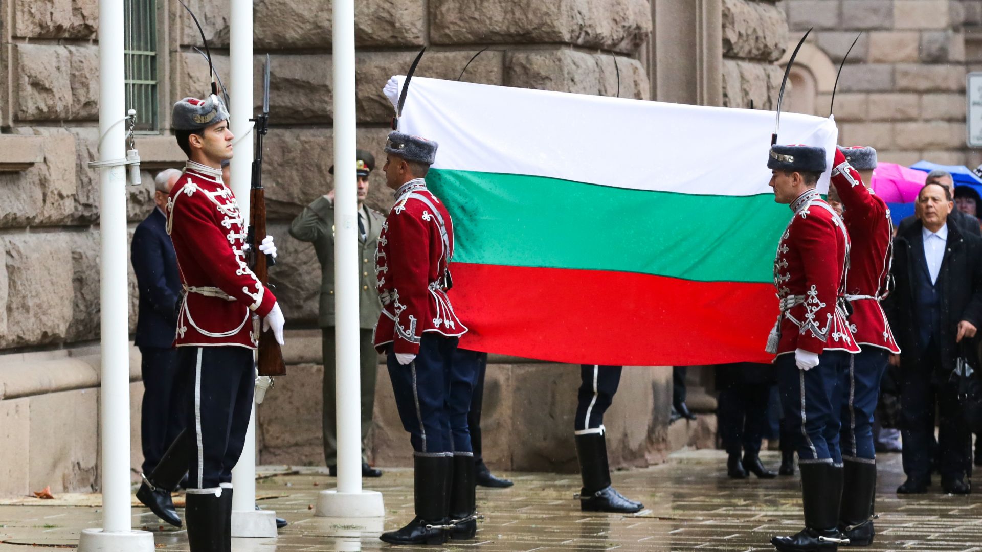Националното знаме беше издигнато по традиция на церемония пред президентството