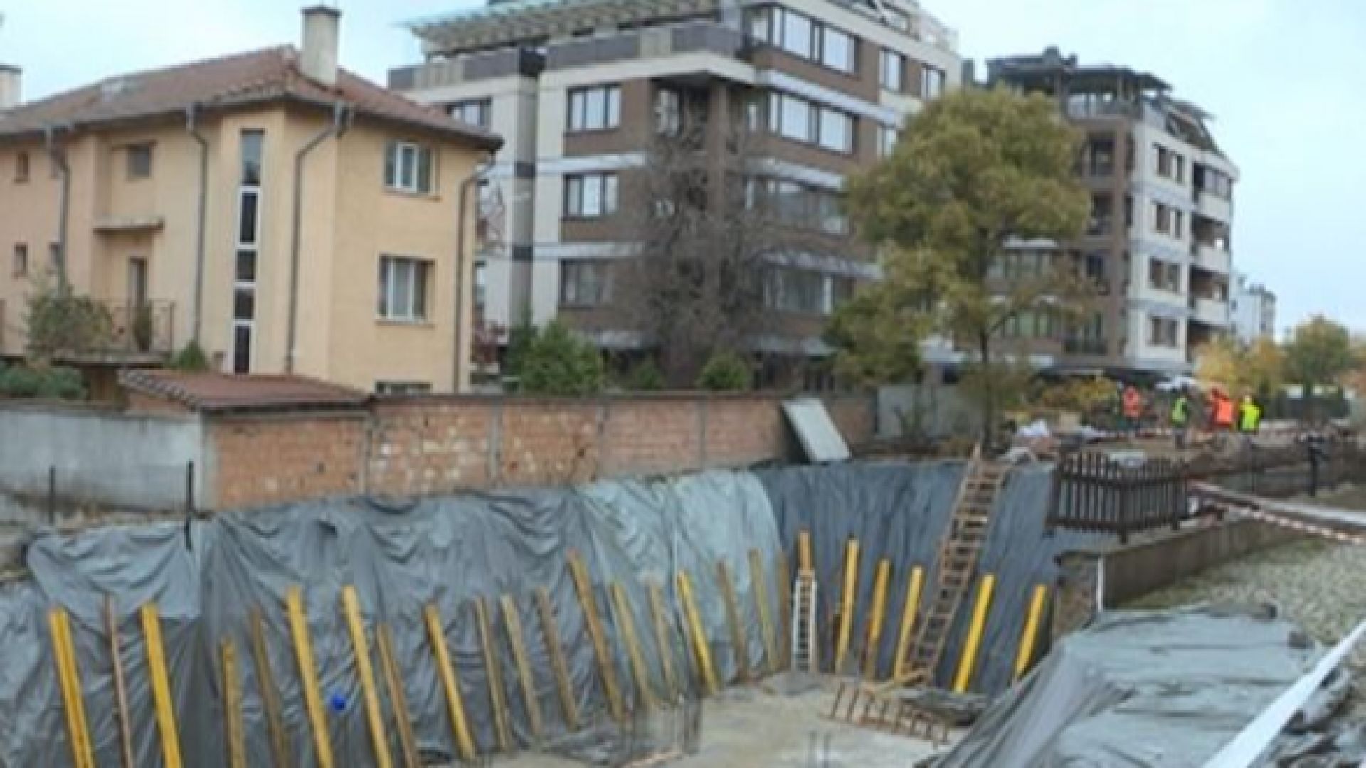 Алея на жилищен комплекс се срути в столичния квартал Кръстова