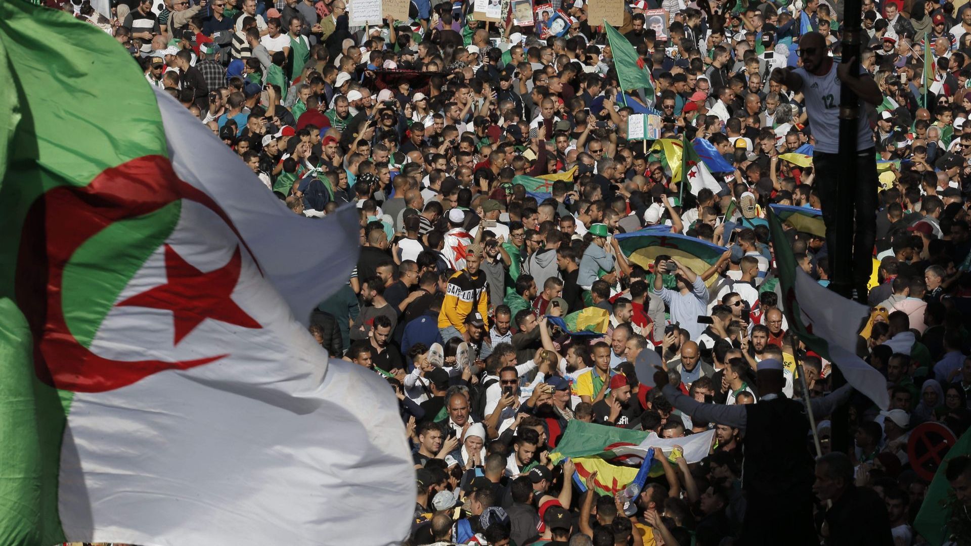 Море от хора заля улиците на Алжир в деня в