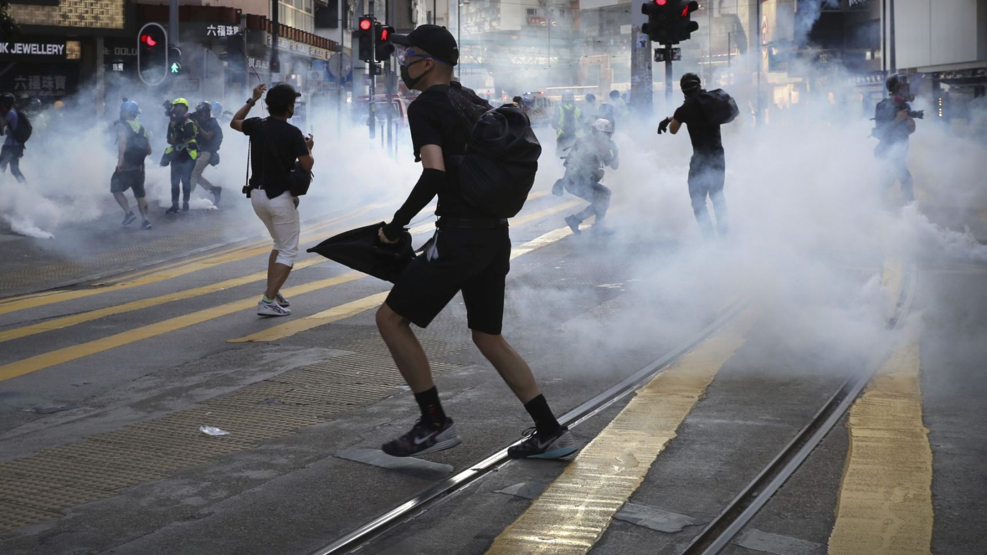 Полицията в Хонконг използва сълзотворен газ за да разпръсне многолюдна