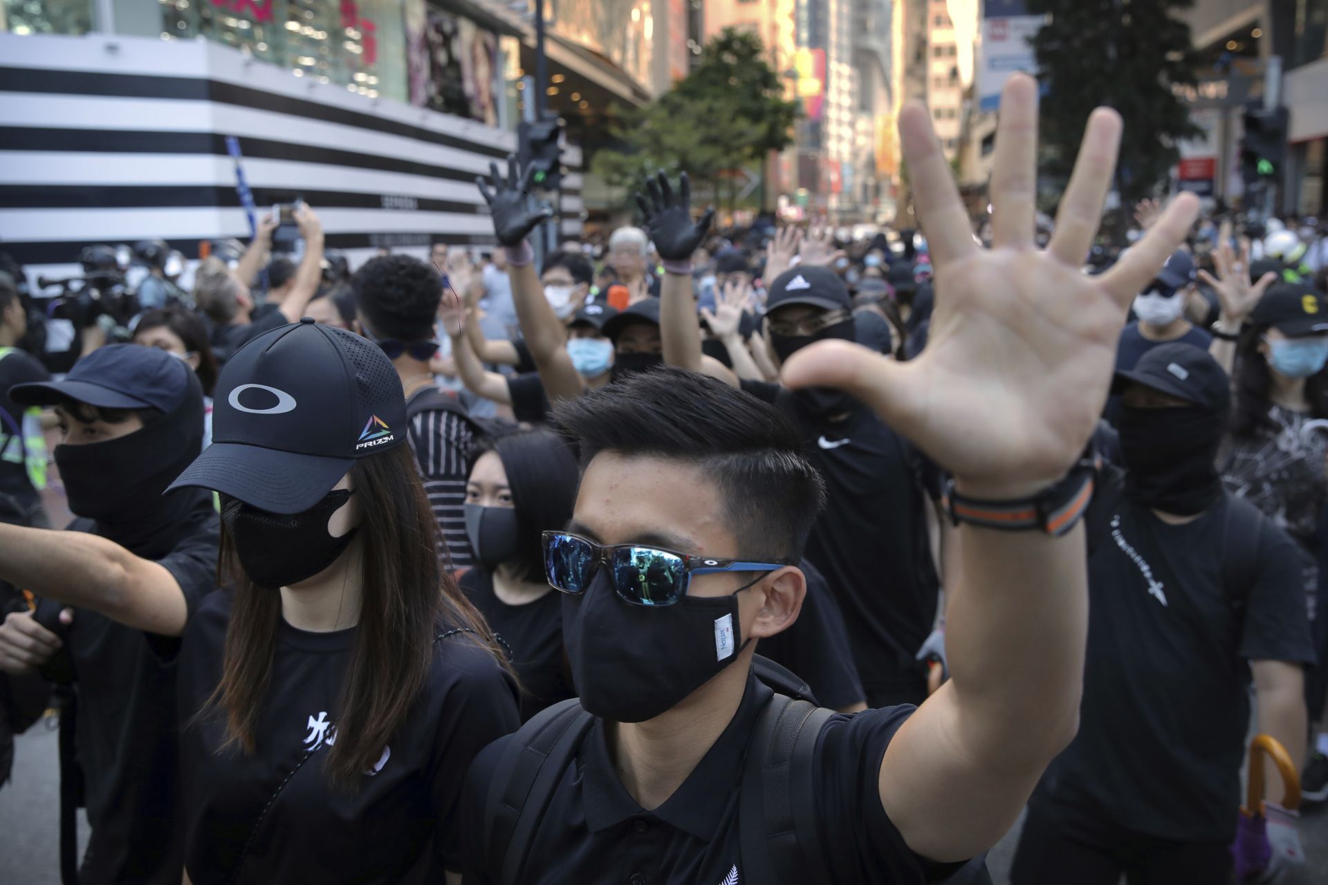 Обстановката в Хонконг продължава да е напрегната полицията щурмува Политехническия университет