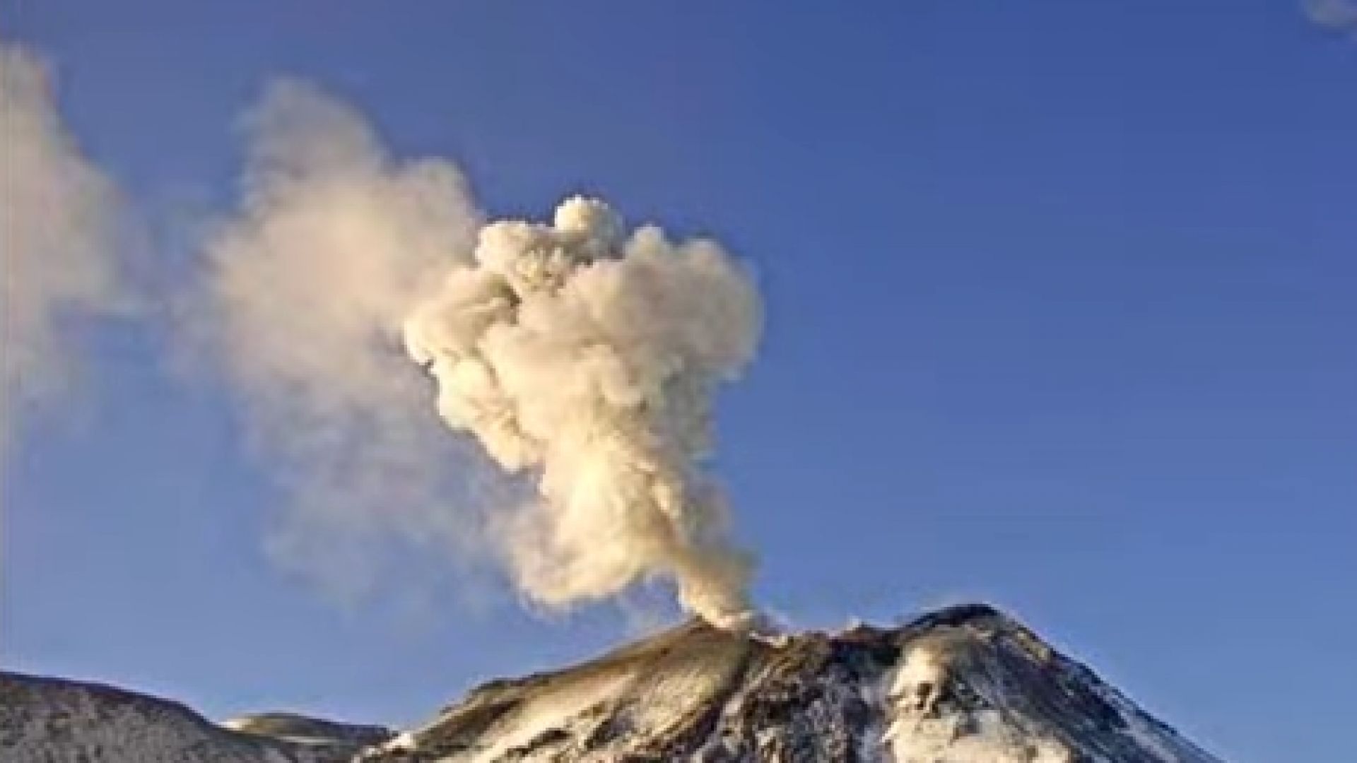 Вулкан изригна на остров в Югоизточна Япония (видео)