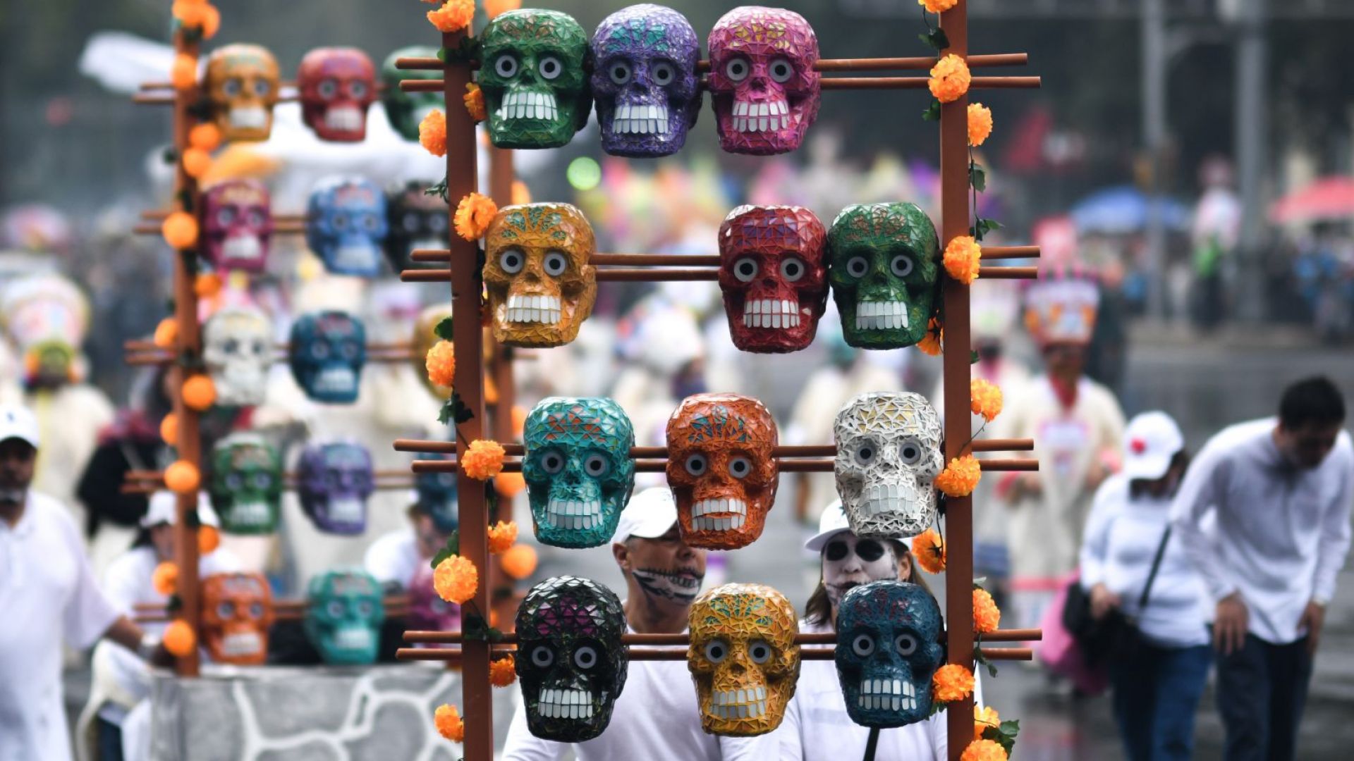 Черепи, маски, танцьори: Мексико отбеляза Деня на мъртвите с пищен парад (снимки)