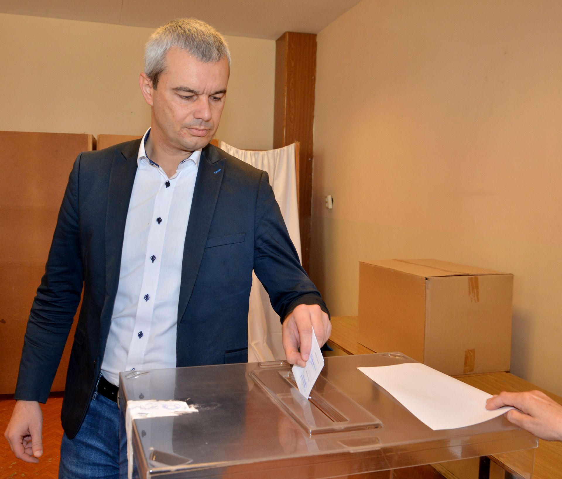  Кандидатът за кмет на Варна Костадин Костадинов даде своя глас на балотажа в 313-та изборна секция в морския град