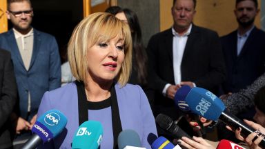 Манолова не прави партия, но тръгва из страната да събира недоволни граждани