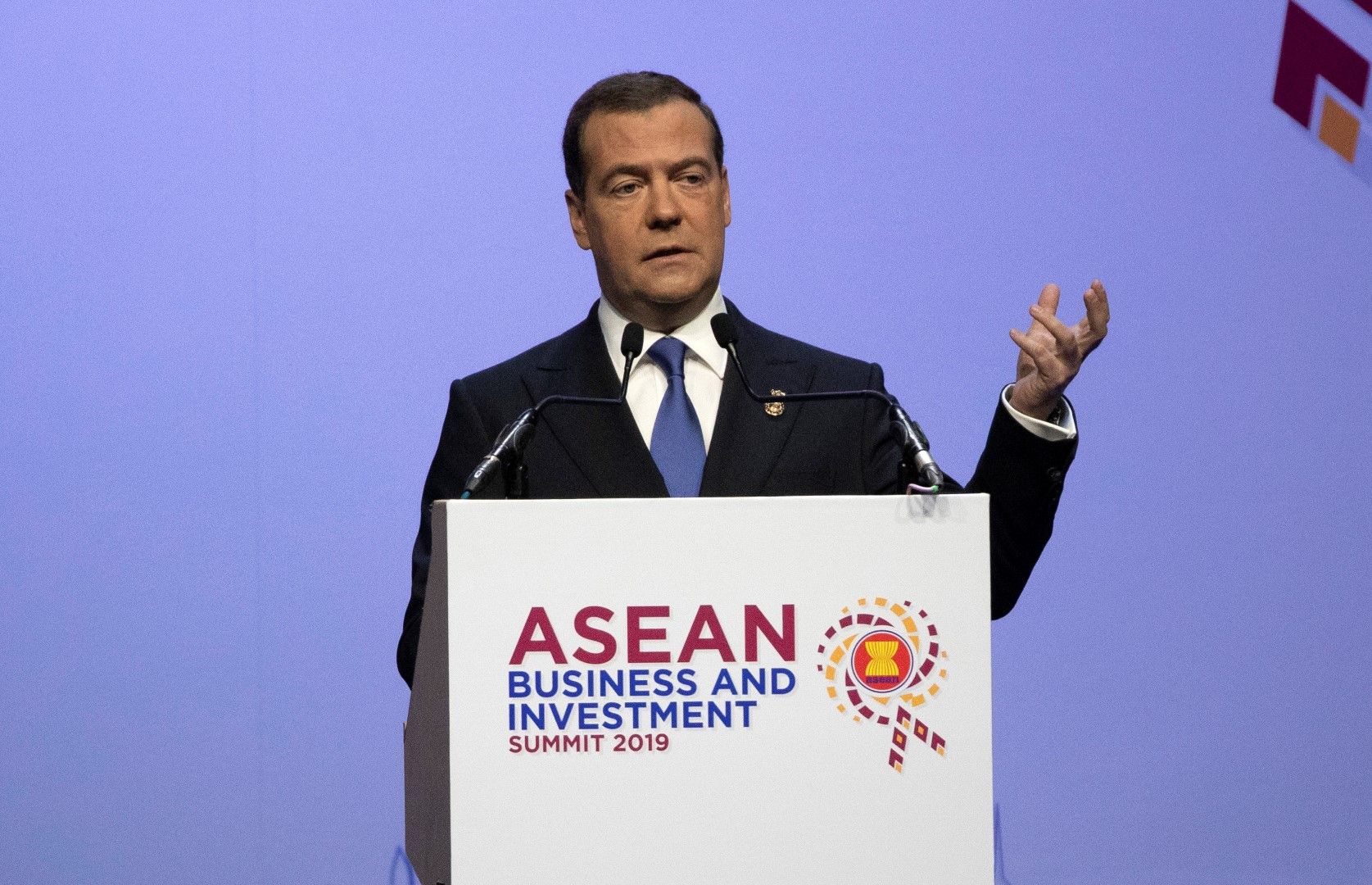 Дмитрий Медведев говори мперд форума на страните членки на АСЕАН в Тайланд, 3 ноември 2019 г.