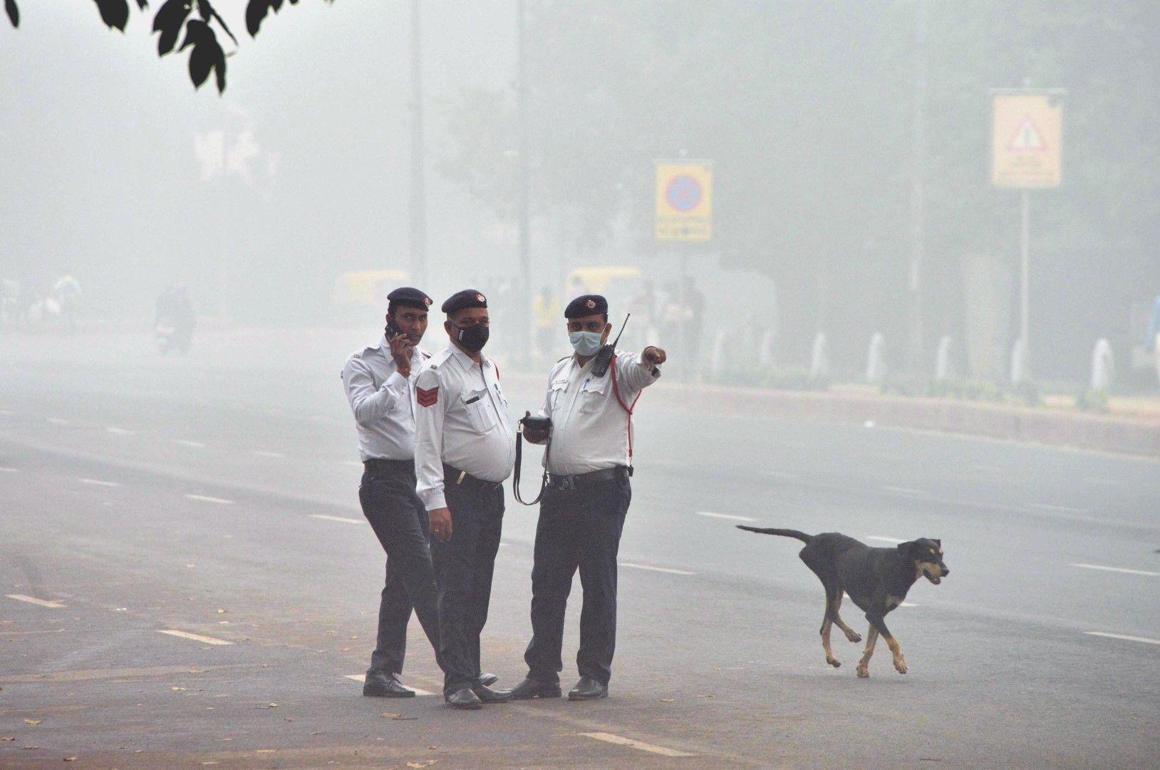 Пътни полицаи с маски по улиците на Делхи на 3 ноември