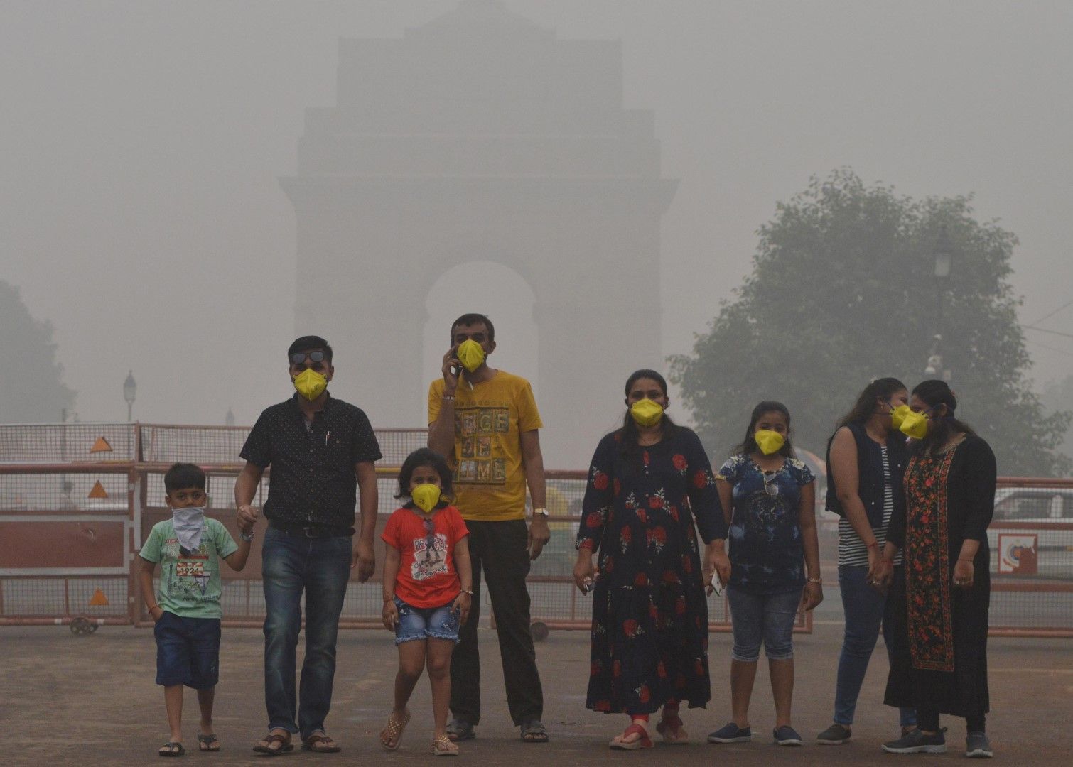 Хора с маски край Портата на Делхи на 3 ноември