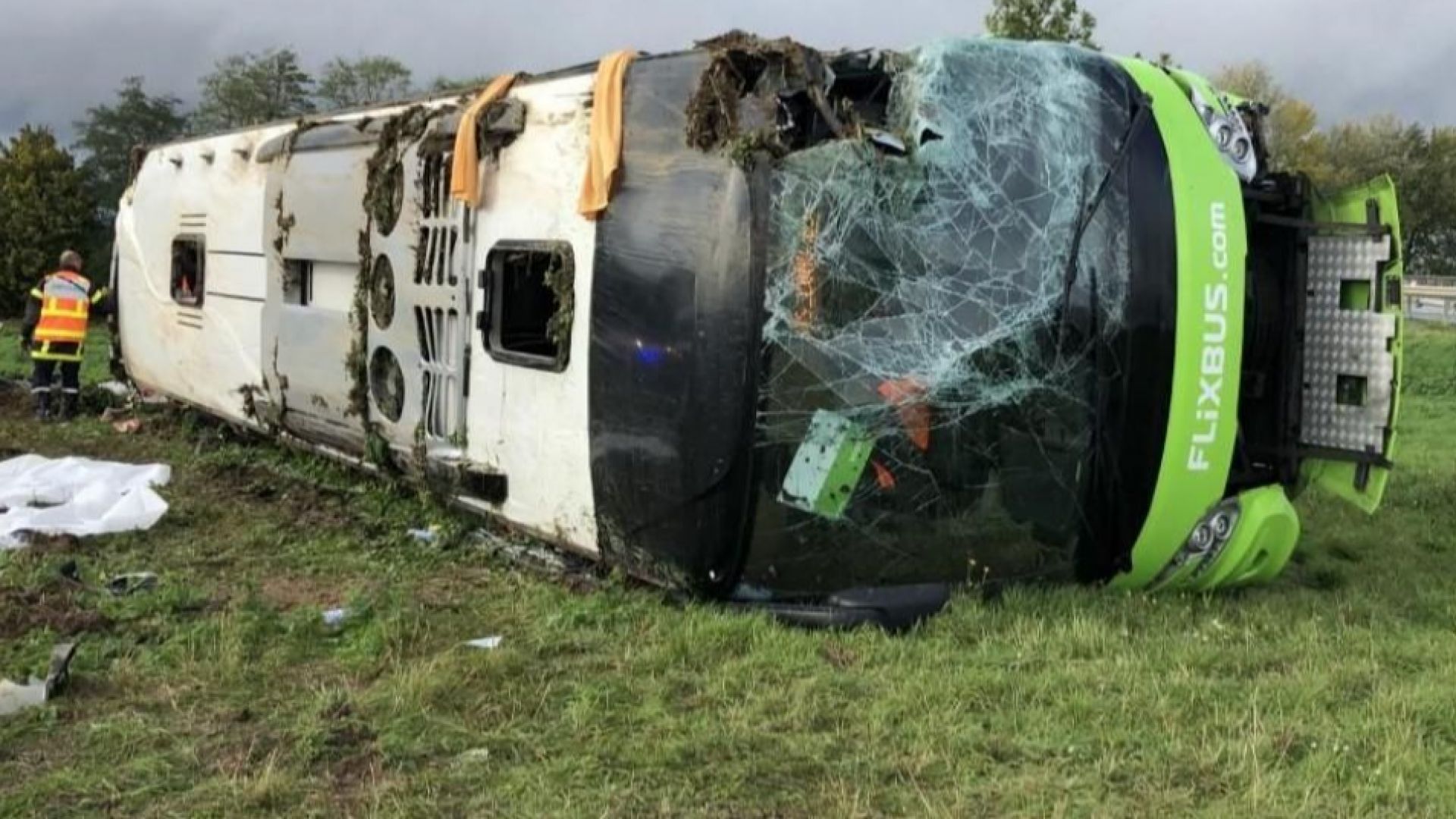 33 ма души са ранени четирима от които сериозно след като туристически