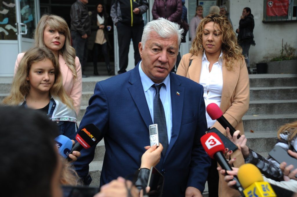 Кметът на Пловдив Здравко Димитров разговаря с детето и родителите му след инцидента