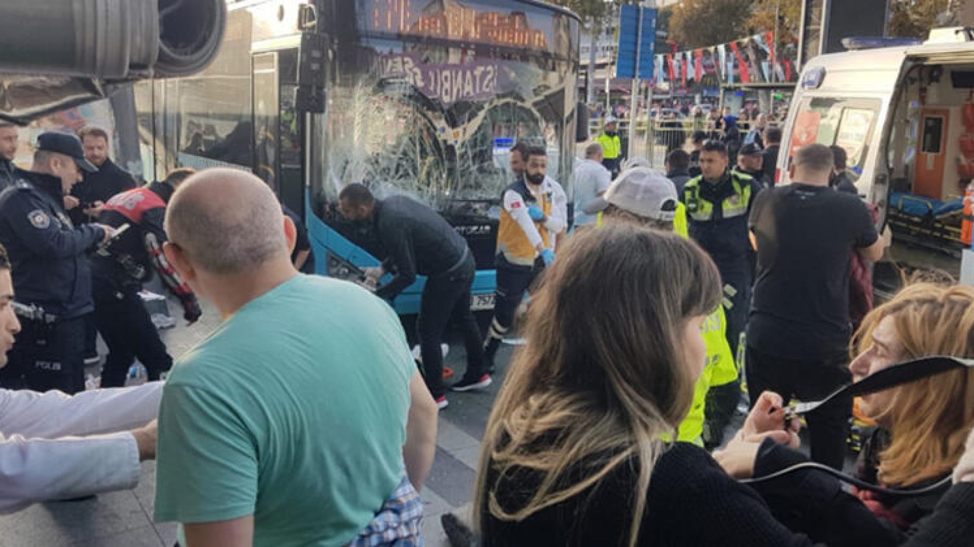 Шофьор на автобус се вряза в спирка в квартал Бешикташ