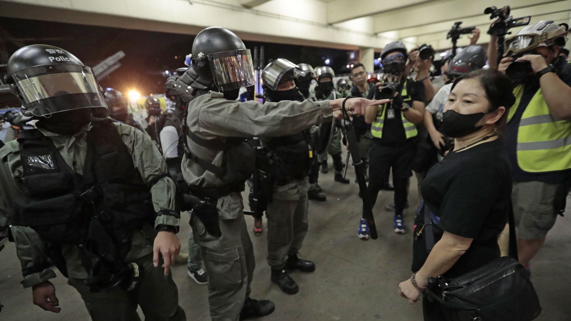 Петима души бяха ранени при атака с нож тази вечер