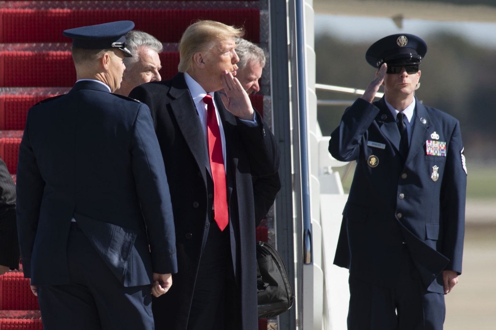 Доналд Тръмп се обръща към медиите преди да се качи на самолета си след посещение в Ню Йорк, 3 ноемвриътуване