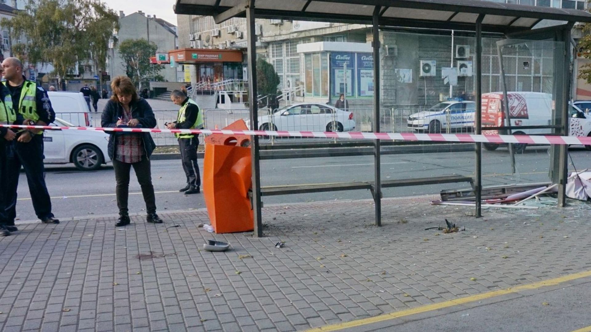 Млад шофьор помете четирима души на автобусна спирка във Варна (снимки)