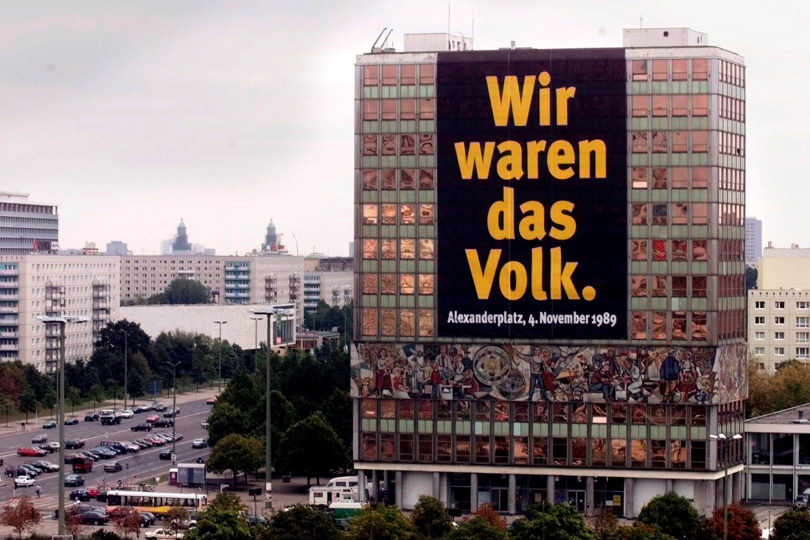 На тази снимка от 7 октомври 1999 г. се вижда огромен плакат по повод 50-годишнината на бившата ГДР на бул. „Карл-Маркс“ в източната част на Берлин. На плаката пише: „Ние бяхме хората“.