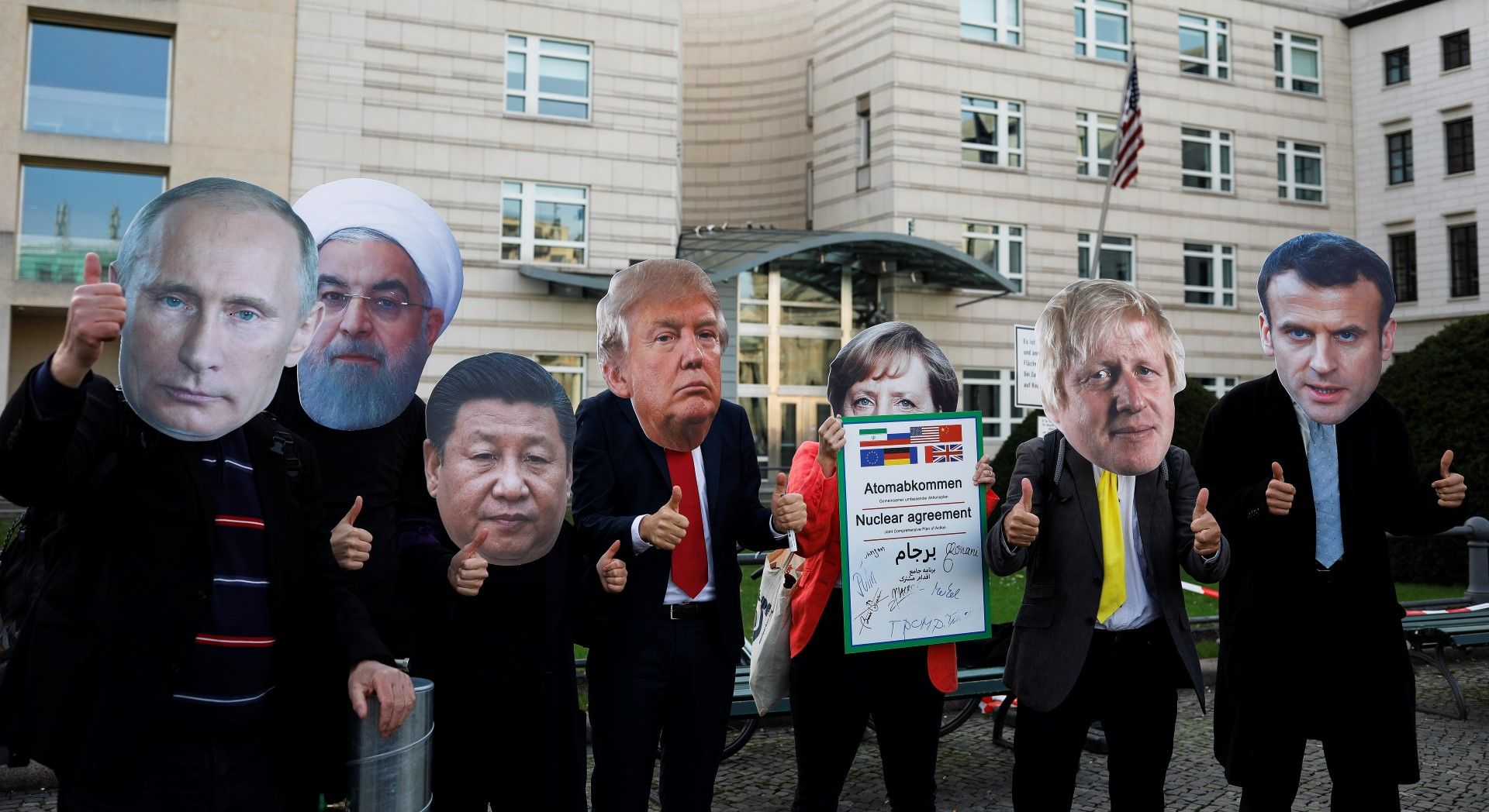 Протестиращи с маски на световните лидери пред посолството на САЩ в Берлин настояват за ново ядрено споразумение с Иран, за да се избегне евентуален въоръжен конфликт, 26 октомври 2019 г.